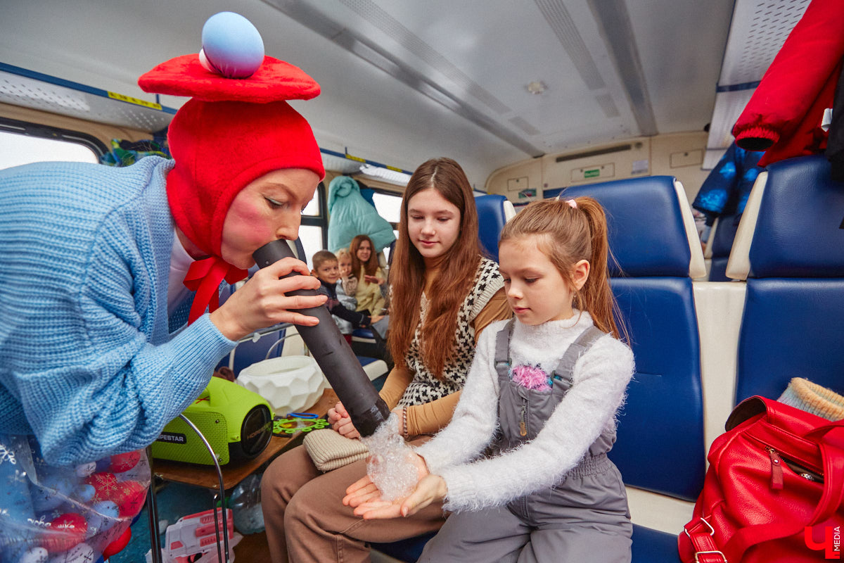 Необычный экспресс прибыл на железнодорожный вокзал Владимира в минувшие выходные. И если внешне поезд мало чем отличался от остальных, то вот пассажиры у него были точно сказочные. Жители вымышленной полярной страны приглашают всех в путешествие и в новогодние праздники. Чтобы было понятно, чего ожидать, первыми опробовала уникальный маршрут съемочная группа портала «Ключ-Медиа».