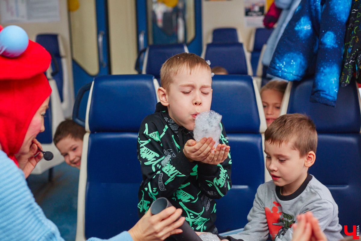 Необычный экспресс прибыл на железнодорожный вокзал Владимира в минувшие выходные. И если внешне поезд мало чем отличался от остальных, то вот пассажиры у него были точно сказочные. Жители вымышленной полярной страны приглашают всех в путешествие и в новогодние праздники. Чтобы было понятно, чего ожидать, первыми опробовала уникальный маршрут съемочная группа портала «Ключ-Медиа».