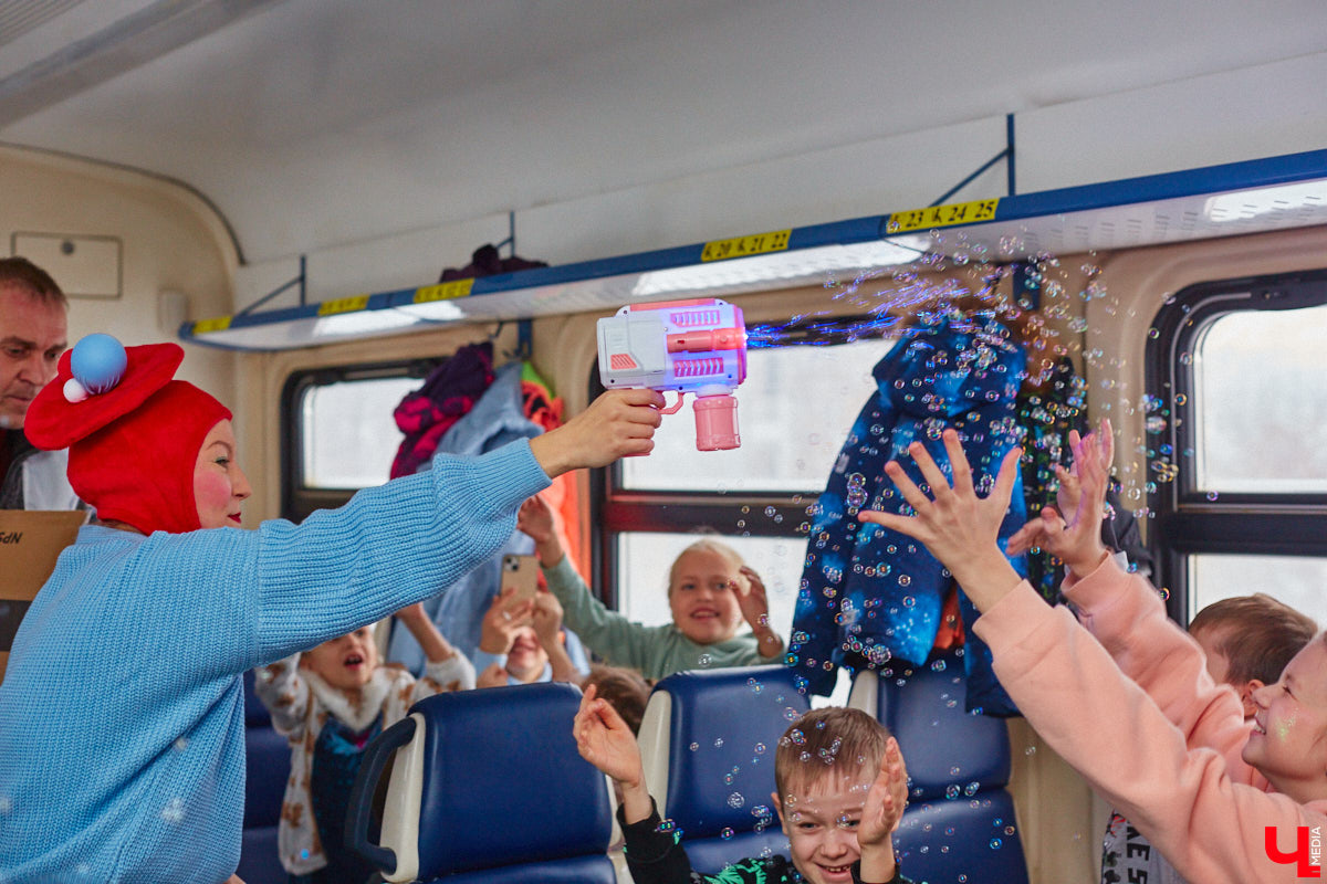 Необычный экспресс прибыл на железнодорожный вокзал Владимира в минувшие выходные. И если внешне поезд мало чем отличался от остальных, то вот пассажиры у него были точно сказочные. Жители вымышленной полярной страны приглашают всех в путешествие и в новогодние праздники. Чтобы было понятно, чего ожидать, первыми опробовала уникальный маршрут съемочная группа портала «Ключ-Медиа».