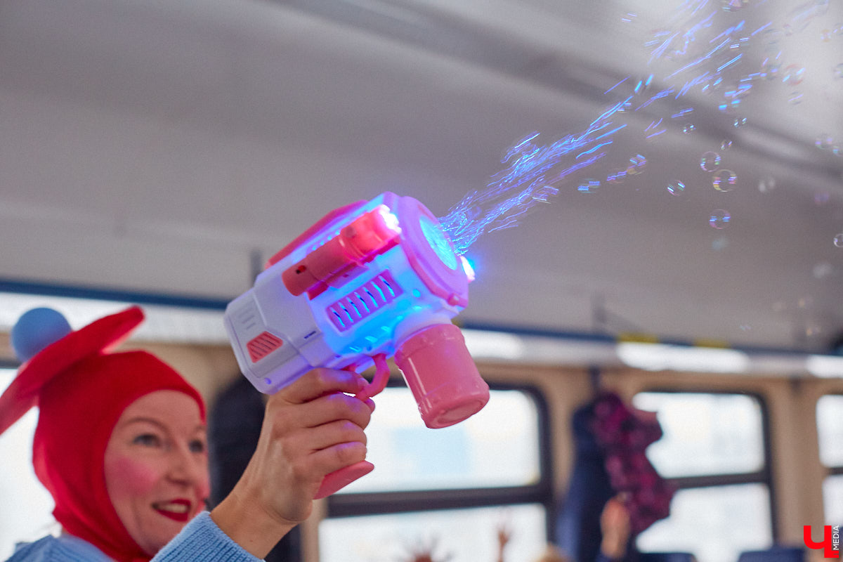 Необычный экспресс прибыл на железнодорожный вокзал Владимира в минувшие выходные. И если внешне поезд мало чем отличался от остальных, то вот пассажиры у него были точно сказочные. Жители вымышленной полярной страны приглашают всех в путешествие и в новогодние праздники. Чтобы было понятно, чего ожидать, первыми опробовала уникальный маршрут съемочная группа портала «Ключ-Медиа».