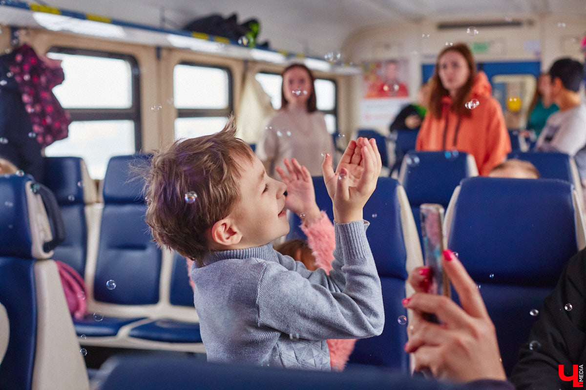 Необычный экспресс прибыл на железнодорожный вокзал Владимира в минувшие выходные. И если внешне поезд мало чем отличался от остальных, то вот пассажиры у него были точно сказочные. Жители вымышленной полярной страны приглашают всех в путешествие и в новогодние праздники. Чтобы было понятно, чего ожидать, первыми опробовала уникальный маршрут съемочная группа портала «Ключ-Медиа».