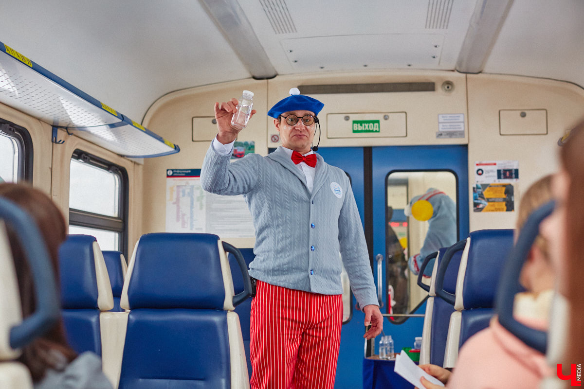 Необычный экспресс прибыл на железнодорожный вокзал Владимира в минувшие выходные. И если внешне поезд мало чем отличался от остальных, то вот пассажиры у него были точно сказочные. Жители вымышленной полярной страны приглашают всех в путешествие и в новогодние праздники. Чтобы было понятно, чего ожидать, первыми опробовала уникальный маршрут съемочная группа портала «Ключ-Медиа».