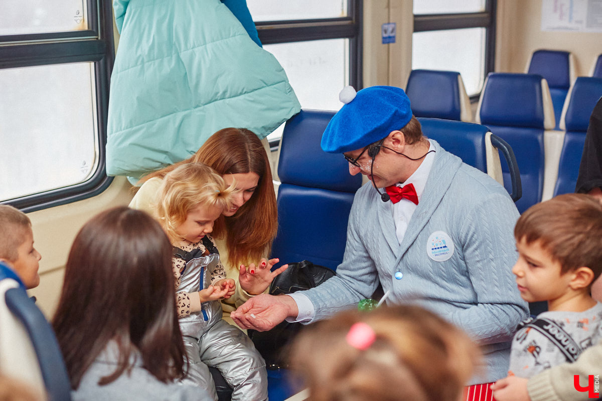 Необычный экспресс прибыл на железнодорожный вокзал Владимира в минувшие выходные. И если внешне поезд мало чем отличался от остальных, то вот пассажиры у него были точно сказочные. Жители вымышленной полярной страны приглашают всех в путешествие и в новогодние праздники. Чтобы было понятно, чего ожидать, первыми опробовала уникальный маршрут съемочная группа портала «Ключ-Медиа».