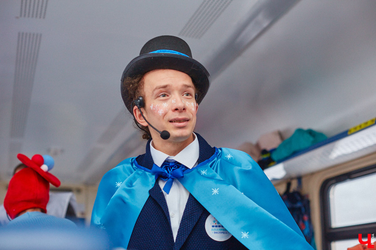 Необычный экспресс прибыл на железнодорожный вокзал Владимира в минувшие выходные. И если внешне поезд мало чем отличался от остальных, то вот пассажиры у него были точно сказочные. Жители вымышленной полярной страны приглашают всех в путешествие и в новогодние праздники. Чтобы было понятно, чего ожидать, первыми опробовала уникальный маршрут съемочная группа портала «Ключ-Медиа».