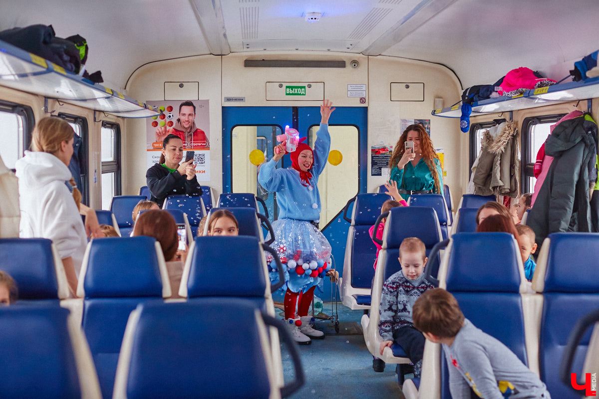 Необычный экспресс прибыл на железнодорожный вокзал Владимира в минувшие выходные. И если внешне поезд мало чем отличался от остальных, то вот пассажиры у него были точно сказочные. Жители вымышленной полярной страны приглашают всех в путешествие и в новогодние праздники. Чтобы было понятно, чего ожидать, первыми опробовала уникальный маршрут съемочная группа портала «Ключ-Медиа».