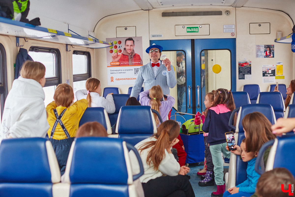 Необычный экспресс прибыл на железнодорожный вокзал Владимира в минувшие выходные. И если внешне поезд мало чем отличался от остальных, то вот пассажиры у него были точно сказочные. Жители вымышленной полярной страны приглашают всех в путешествие и в новогодние праздники. Чтобы было понятно, чего ожидать, первыми опробовала уникальный маршрут съемочная группа портала «Ключ-Медиа».