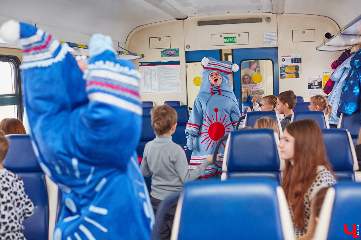 Необычный экспресс прибыл на железнодорожный вокзал Владимира в минувшие выходные. И если внешне поезд мало чем отличался от остальных, то вот пассажиры у него были точно сказочные. Жители вымышленной полярной страны приглашают всех в путешествие и в новогодние праздники. Чтобы было понятно, чего ожидать, первыми опробовала уникальный маршрут съемочная группа портала «Ключ-Медиа».