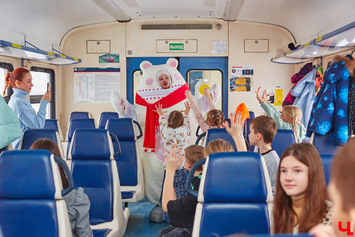 Необычный экспресс прибыл на железнодорожный вокзал Владимира в минувшие выходные. И если внешне поезд мало чем отличался от остальных, то вот пассажиры у него были точно сказочные. Жители вымышленной полярной страны приглашают всех в путешествие и в новогодние праздники. Чтобы было понятно, чего ожидать, первыми опробовала уникальный маршрут съемочная группа портала «Ключ-Медиа».