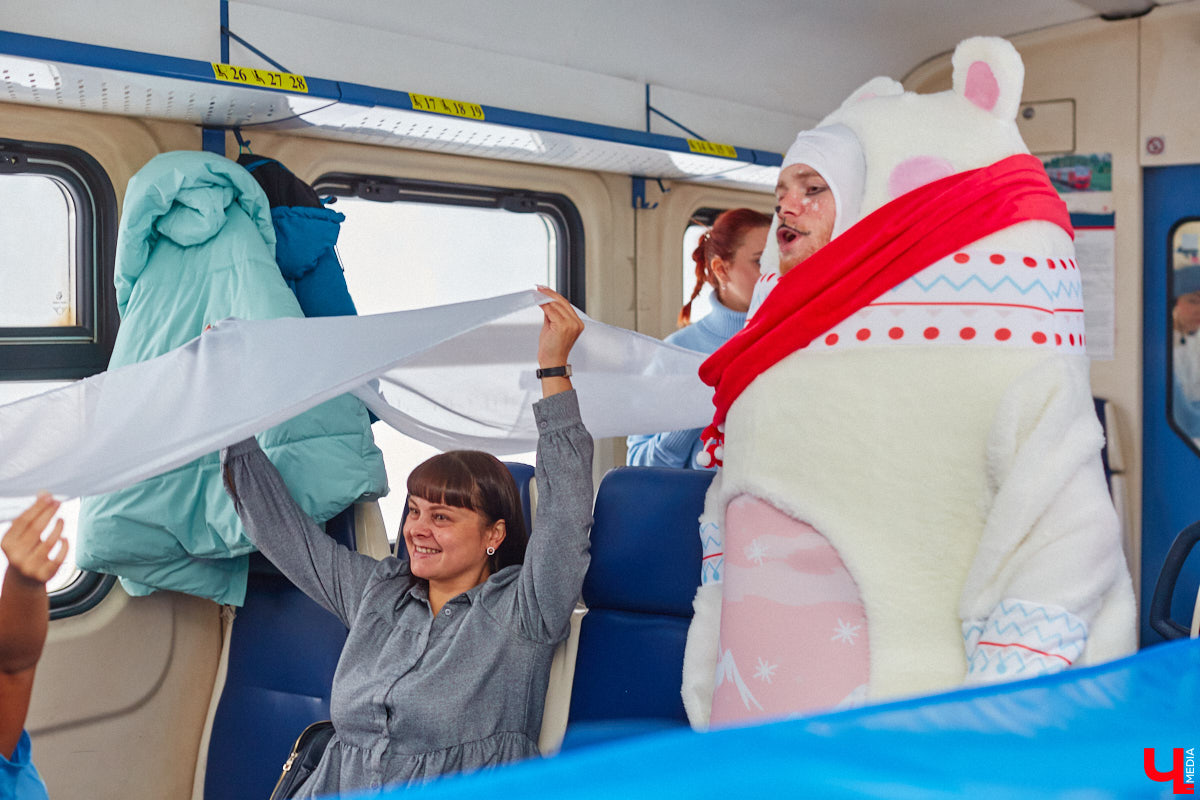 Необычный экспресс прибыл на железнодорожный вокзал Владимира в минувшие выходные. И если внешне поезд мало чем отличался от остальных, то вот пассажиры у него были точно сказочные. Жители вымышленной полярной страны приглашают всех в путешествие и в новогодние праздники. Чтобы было понятно, чего ожидать, первыми опробовала уникальный маршрут съемочная группа портала «Ключ-Медиа».