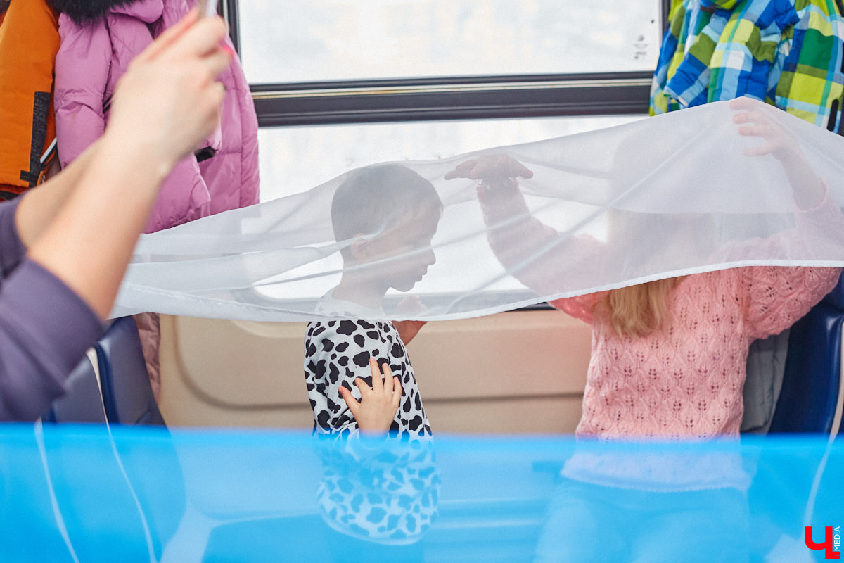 Необычный экспресс прибыл на железнодорожный вокзал Владимира в минувшие выходные. И если внешне поезд мало чем отличался от остальных, то вот пассажиры у него были точно сказочные. Жители вымышленной полярной страны приглашают всех в путешествие и в новогодние праздники. Чтобы было понятно, чего ожидать, первыми опробовала уникальный маршрут съемочная группа портала «Ключ-Медиа».