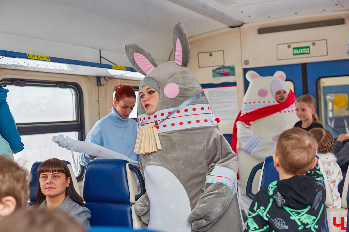 Необычный экспресс прибыл на железнодорожный вокзал Владимира в минувшие выходные. И если внешне поезд мало чем отличался от остальных, то вот пассажиры у него были точно сказочные. Жители вымышленной полярной страны приглашают всех в путешествие и в новогодние праздники. Чтобы было понятно, чего ожидать, первыми опробовала уникальный маршрут съемочная группа портала «Ключ-Медиа».