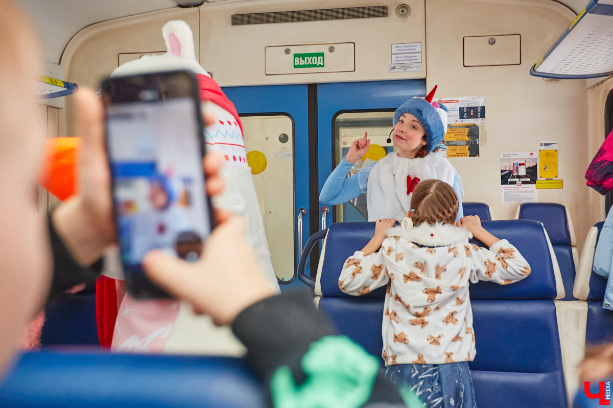 Необычный экспресс прибыл на железнодорожный вокзал Владимира в минувшие выходные. И если внешне поезд мало чем отличался от остальных, то вот пассажиры у него были точно сказочные. Жители вымышленной полярной страны приглашают всех в путешествие и в новогодние праздники. Чтобы было понятно, чего ожидать, первыми опробовала уникальный маршрут съемочная группа портала «Ключ-Медиа».