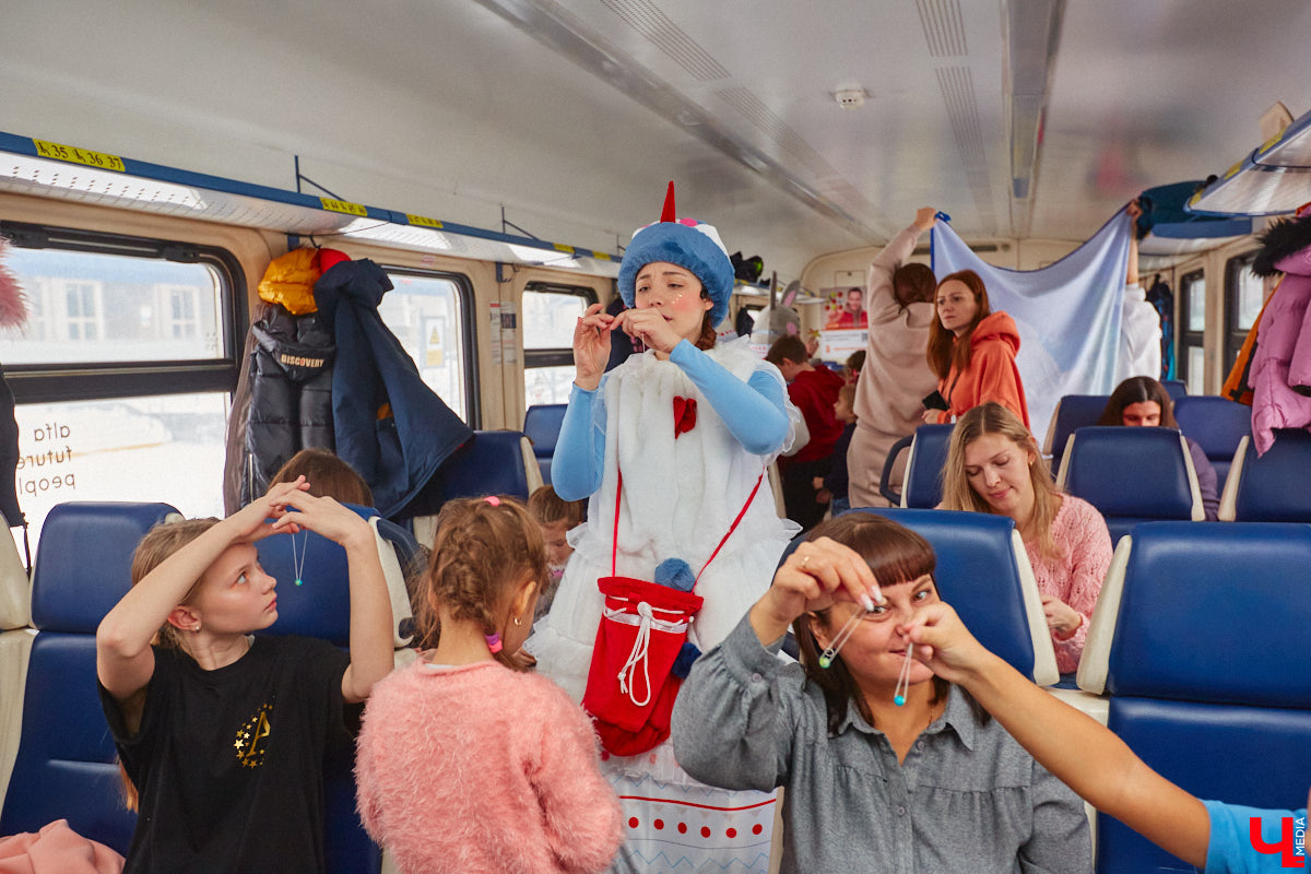 Необычный экспресс прибыл на железнодорожный вокзал Владимира в минувшие выходные. И если внешне поезд мало чем отличался от остальных, то вот пассажиры у него были точно сказочные. Жители вымышленной полярной страны приглашают всех в путешествие и в новогодние праздники. Чтобы было понятно, чего ожидать, первыми опробовала уникальный маршрут съемочная группа портала «Ключ-Медиа».