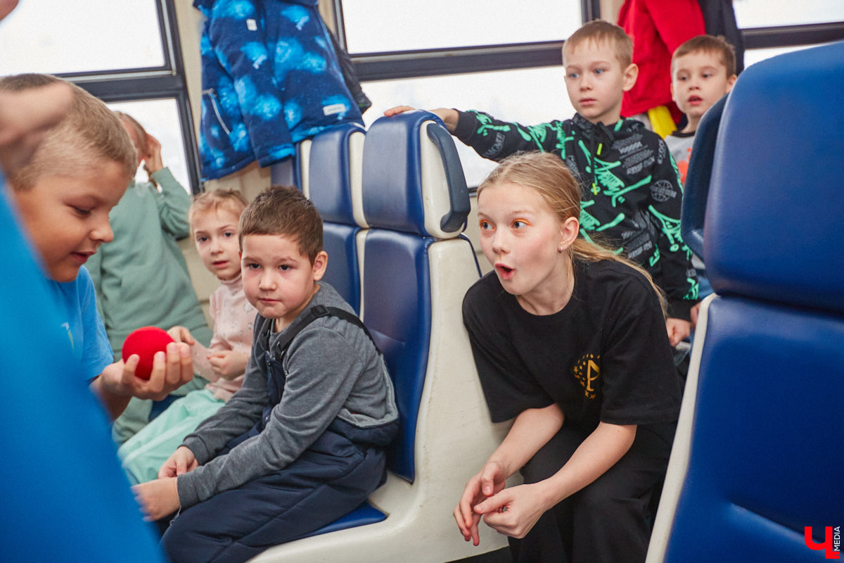 Необычный экспресс прибыл на железнодорожный вокзал Владимира в минувшие выходные. И если внешне поезд мало чем отличался от остальных, то вот пассажиры у него были точно сказочные. Жители вымышленной полярной страны приглашают всех в путешествие и в новогодние праздники. Чтобы было понятно, чего ожидать, первыми опробовала уникальный маршрут съемочная группа портала «Ключ-Медиа».