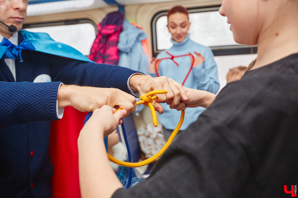 Необычный экспресс прибыл на железнодорожный вокзал Владимира в минувшие выходные. И если внешне поезд мало чем отличался от остальных, то вот пассажиры у него были точно сказочные. Жители вымышленной полярной страны приглашают всех в путешествие и в новогодние праздники. Чтобы было понятно, чего ожидать, первыми опробовала уникальный маршрут съемочная группа портала «Ключ-Медиа».