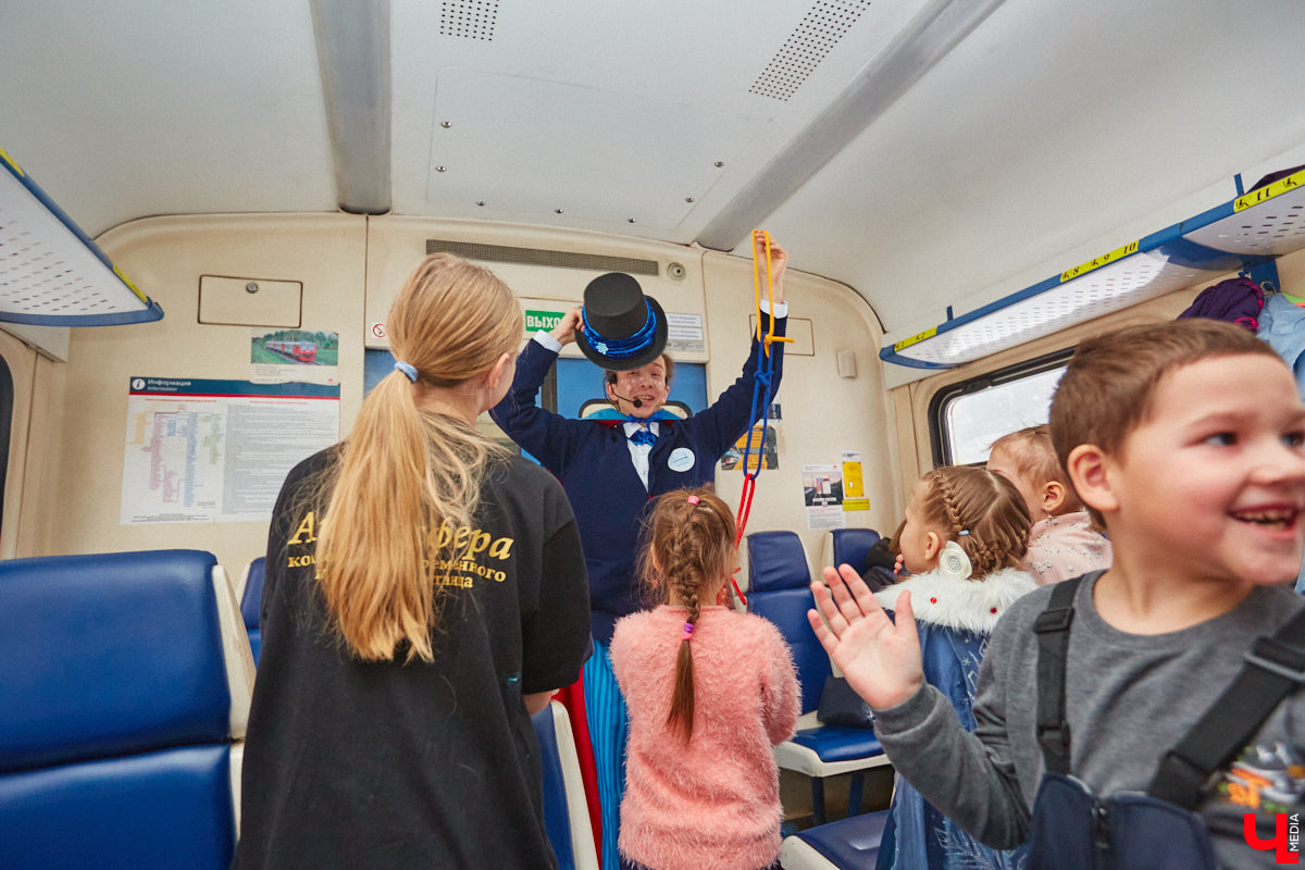 Необычный экспресс прибыл на железнодорожный вокзал Владимира в минувшие выходные. И если внешне поезд мало чем отличался от остальных, то вот пассажиры у него были точно сказочные. Жители вымышленной полярной страны приглашают всех в путешествие и в новогодние праздники. Чтобы было понятно, чего ожидать, первыми опробовала уникальный маршрут съемочная группа портала «Ключ-Медиа».