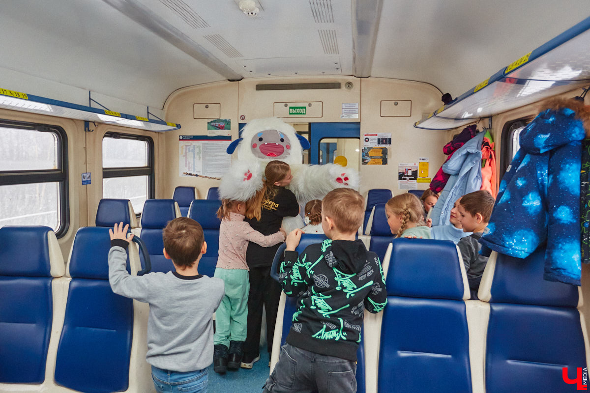 Необычный экспресс прибыл на железнодорожный вокзал Владимира в минувшие выходные. И если внешне поезд мало чем отличался от остальных, то вот пассажиры у него были точно сказочные. Жители вымышленной полярной страны приглашают всех в путешествие и в новогодние праздники. Чтобы было понятно, чего ожидать, первыми опробовала уникальный маршрут съемочная группа портала «Ключ-Медиа».