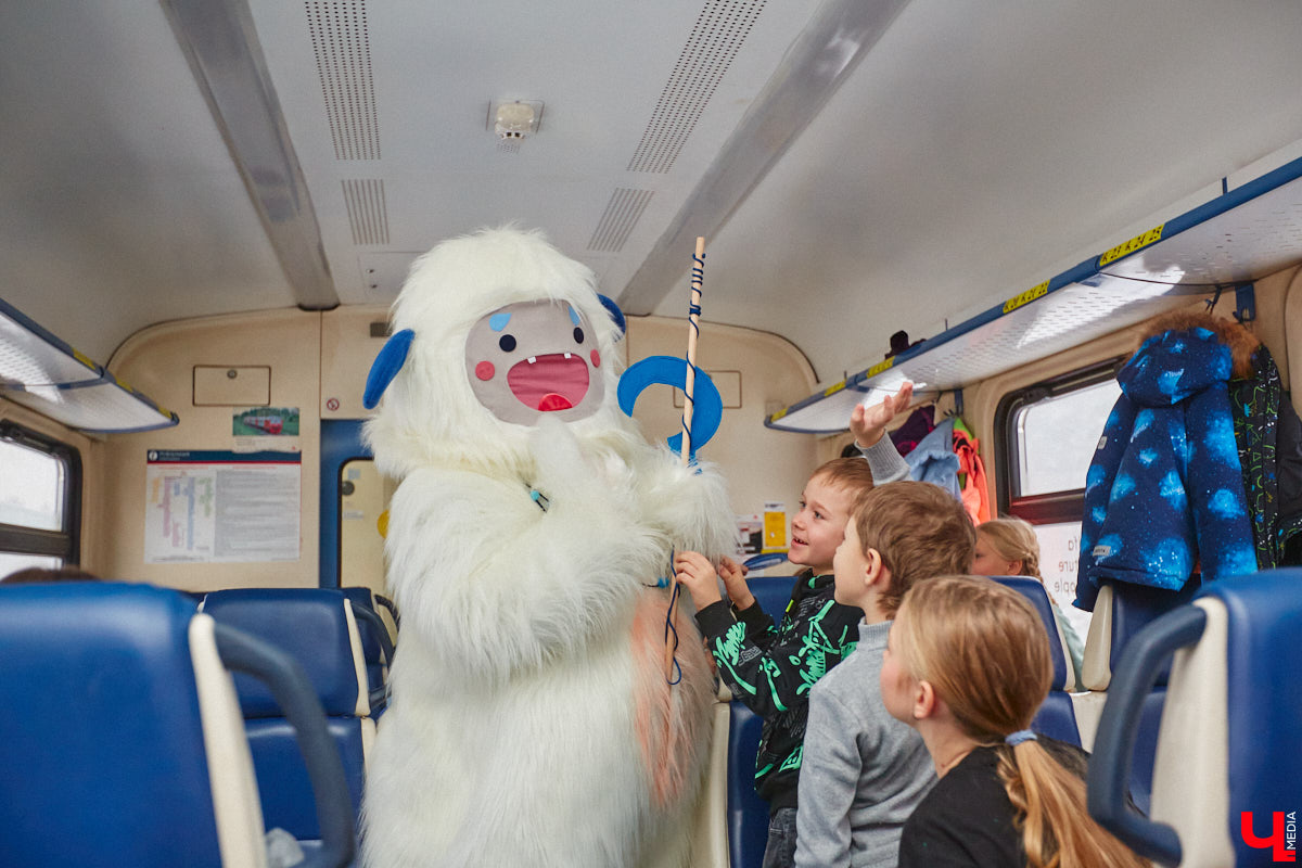 Необычный экспресс прибыл на железнодорожный вокзал Владимира в минувшие выходные. И если внешне поезд мало чем отличался от остальных, то вот пассажиры у него были точно сказочные. Жители вымышленной полярной страны приглашают всех в путешествие и в новогодние праздники. Чтобы было понятно, чего ожидать, первыми опробовала уникальный маршрут съемочная группа портала «Ключ-Медиа».
