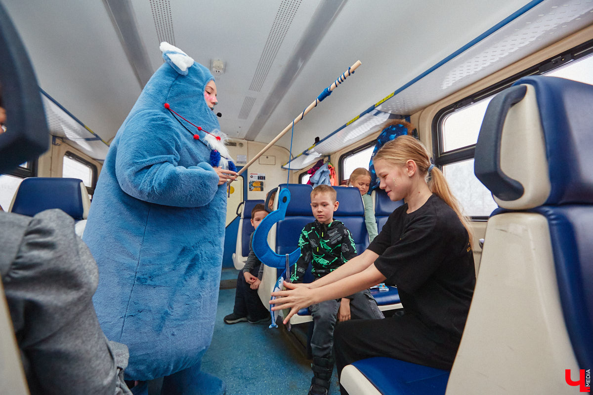 Необычный экспресс прибыл на железнодорожный вокзал Владимира в минувшие выходные. И если внешне поезд мало чем отличался от остальных, то вот пассажиры у него были точно сказочные. Жители вымышленной полярной страны приглашают всех в путешествие и в новогодние праздники. Чтобы было понятно, чего ожидать, первыми опробовала уникальный маршрут съемочная группа портала «Ключ-Медиа».