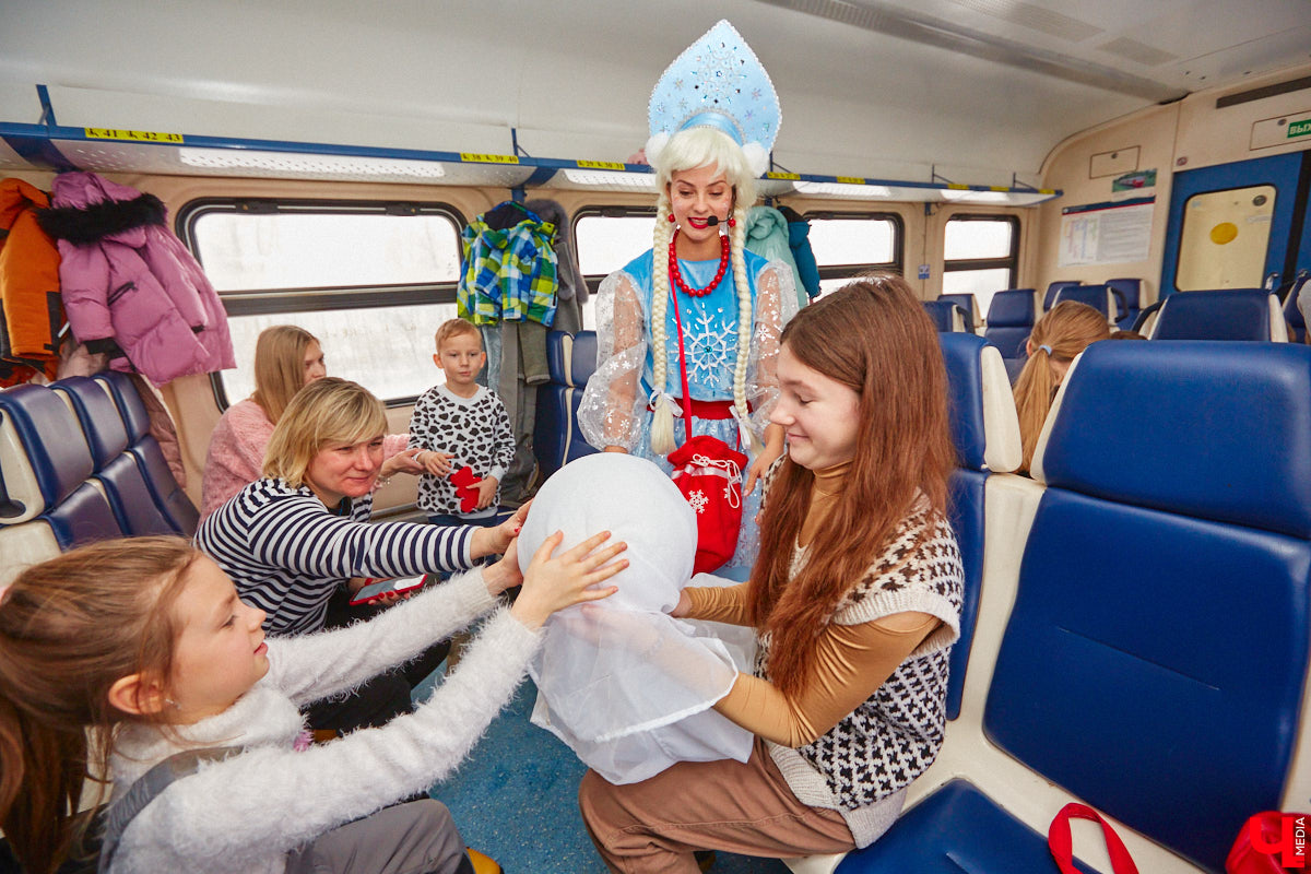 Необычный экспресс прибыл на железнодорожный вокзал Владимира в минувшие выходные. И если внешне поезд мало чем отличался от остальных, то вот пассажиры у него были точно сказочные. Жители вымышленной полярной страны приглашают всех в путешествие и в новогодние праздники. Чтобы было понятно, чего ожидать, первыми опробовала уникальный маршрут съемочная группа портала «Ключ-Медиа».