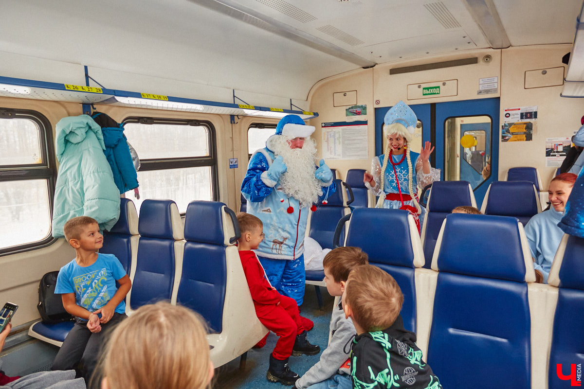 Необычный экспресс прибыл на железнодорожный вокзал Владимира в минувшие выходные. И если внешне поезд мало чем отличался от остальных, то вот пассажиры у него были точно сказочные. Жители вымышленной полярной страны приглашают всех в путешествие и в новогодние праздники. Чтобы было понятно, чего ожидать, первыми опробовала уникальный маршрут съемочная группа портала «Ключ-Медиа».