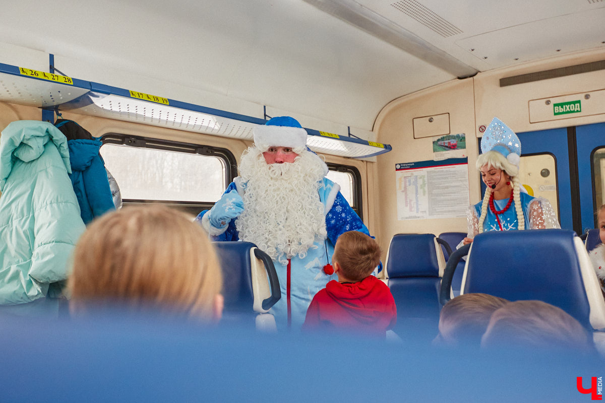 Необычный экспресс прибыл на железнодорожный вокзал Владимира в минувшие выходные. И если внешне поезд мало чем отличался от остальных, то вот пассажиры у него были точно сказочные. Жители вымышленной полярной страны приглашают всех в путешествие и в новогодние праздники. Чтобы было понятно, чего ожидать, первыми опробовала уникальный маршрут съемочная группа портала «Ключ-Медиа».