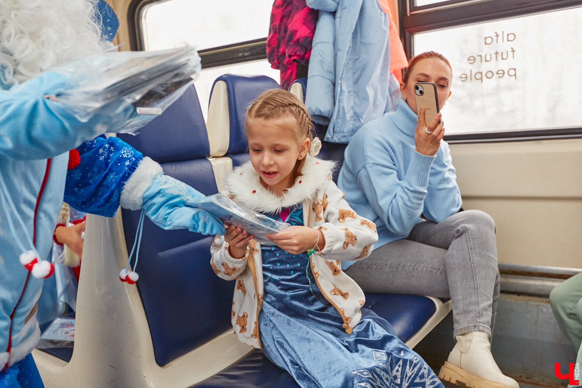 Необычный экспресс прибыл на железнодорожный вокзал Владимира в минувшие выходные. И если внешне поезд мало чем отличался от остальных, то вот пассажиры у него были точно сказочные. Жители вымышленной полярной страны приглашают всех в путешествие и в новогодние праздники. Чтобы было понятно, чего ожидать, первыми опробовала уникальный маршрут съемочная группа портала «Ключ-Медиа».