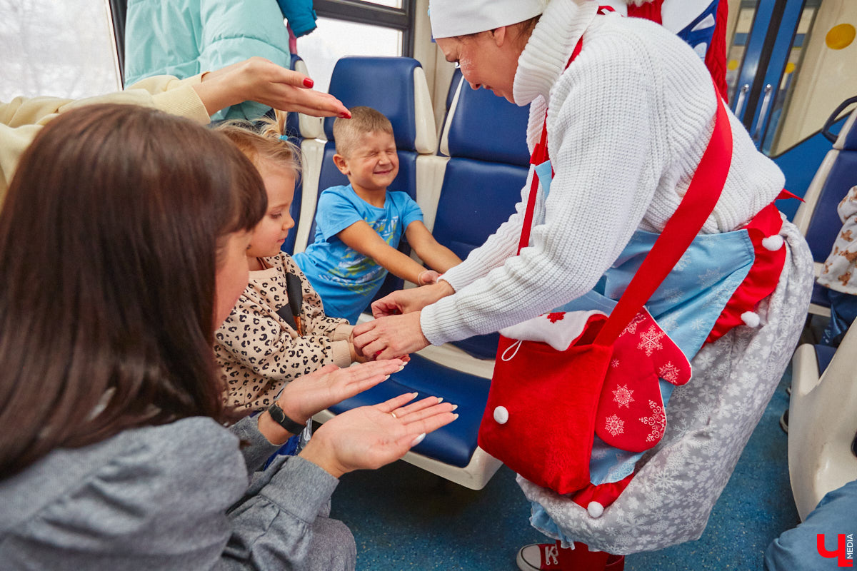 Необычный экспресс прибыл на железнодорожный вокзал Владимира в минувшие выходные. И если внешне поезд мало чем отличался от остальных, то вот пассажиры у него были точно сказочные. Жители вымышленной полярной страны приглашают всех в путешествие и в новогодние праздники. Чтобы было понятно, чего ожидать, первыми опробовала уникальный маршрут съемочная группа портала «Ключ-Медиа».