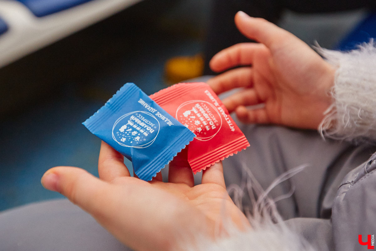 Необычный экспресс прибыл на железнодорожный вокзал Владимира в минувшие выходные. И если внешне поезд мало чем отличался от остальных, то вот пассажиры у него были точно сказочные. Жители вымышленной полярной страны приглашают всех в путешествие и в новогодние праздники. Чтобы было понятно, чего ожидать, первыми опробовала уникальный маршрут съемочная группа портала «Ключ-Медиа».