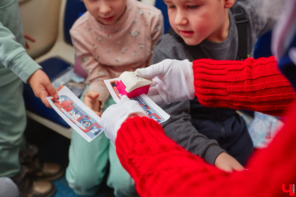 Необычный экспресс прибыл на железнодорожный вокзал Владимира в минувшие выходные. И если внешне поезд мало чем отличался от остальных, то вот пассажиры у него были точно сказочные. Жители вымышленной полярной страны приглашают всех в путешествие и в новогодние праздники. Чтобы было понятно, чего ожидать, первыми опробовала уникальный маршрут съемочная группа портала «Ключ-Медиа».