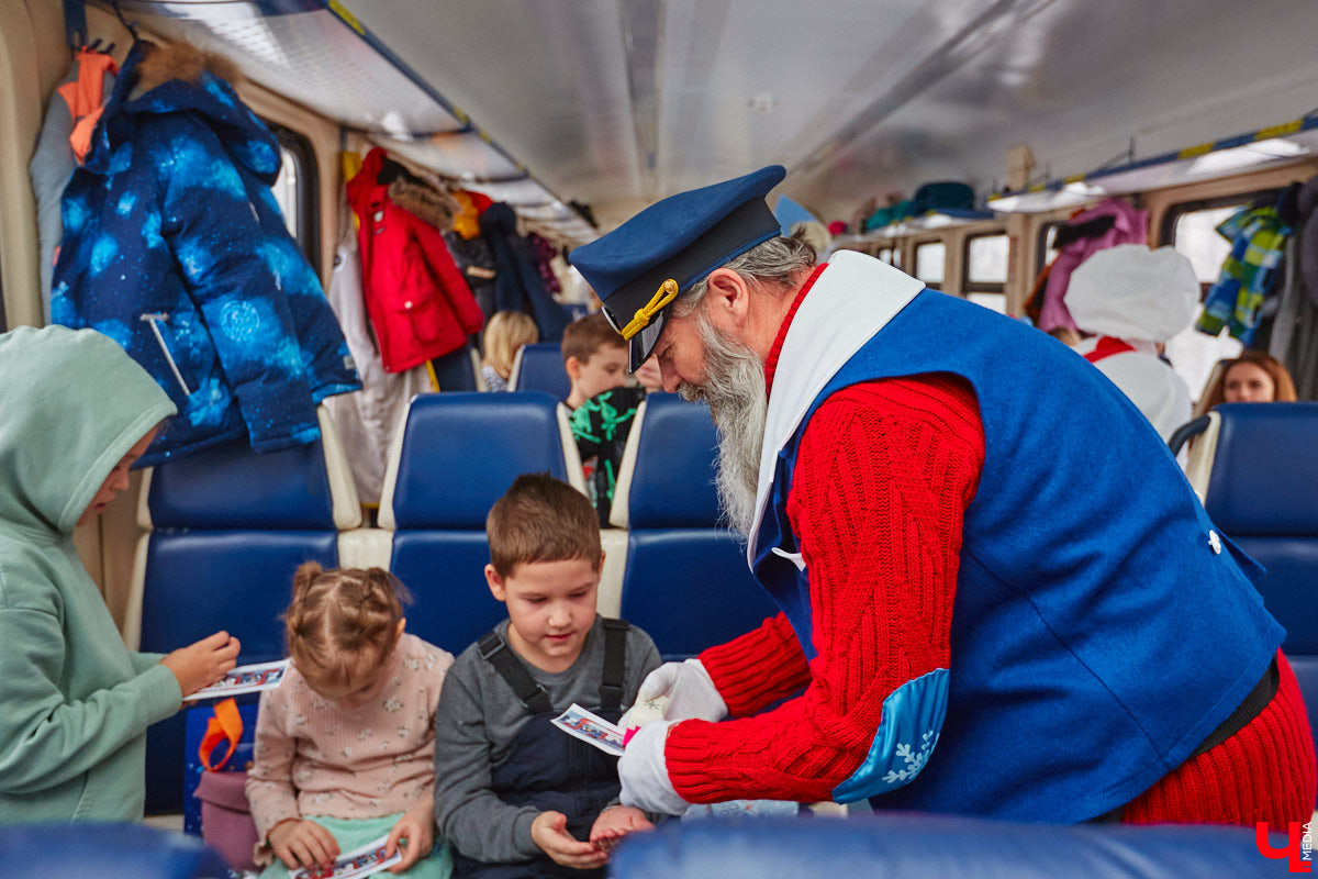 Необычный экспресс прибыл на железнодорожный вокзал Владимира в минувшие выходные. И если внешне поезд мало чем отличался от остальных, то вот пассажиры у него были точно сказочные. Жители вымышленной полярной страны приглашают всех в путешествие и в новогодние праздники. Чтобы было понятно, чего ожидать, первыми опробовала уникальный маршрут съемочная группа портала «Ключ-Медиа».