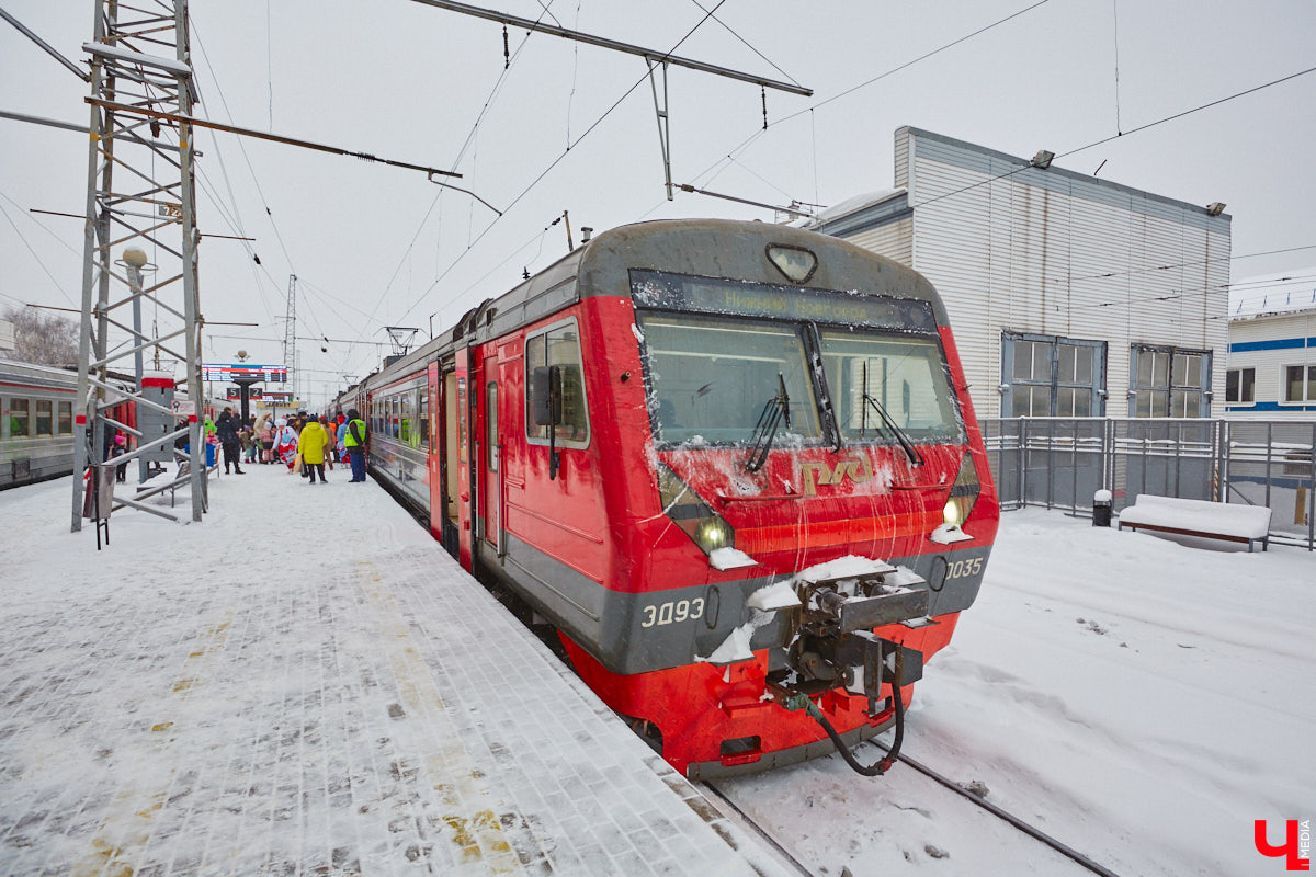 Необычный экспресс прибыл на железнодорожный вокзал Владимира в минувшие выходные. И если внешне поезд мало чем отличался от остальных, то вот пассажиры у него были точно сказочные. Жители вымышленной полярной страны приглашают всех в путешествие и в новогодние праздники. Чтобы было понятно, чего ожидать, первыми опробовала уникальный маршрут съемочная группа портала «Ключ-Медиа».
