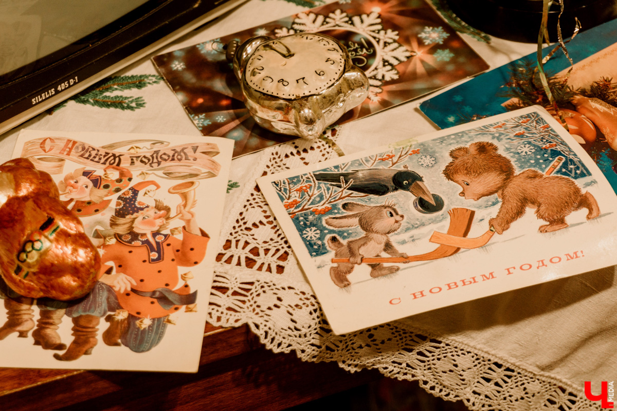 Несколько музеев 33-го региона в преддверии праздника организовали ламповые экспозиции из всего того, что мы очень сильно любим и хорошо помним. Желанные духи Climat, формовые стеклянные игрушки на ёлку, бабушкины ковры, а также другие ретроартефакты ищут уставших за год владимирцев для совместного времяпровождения.