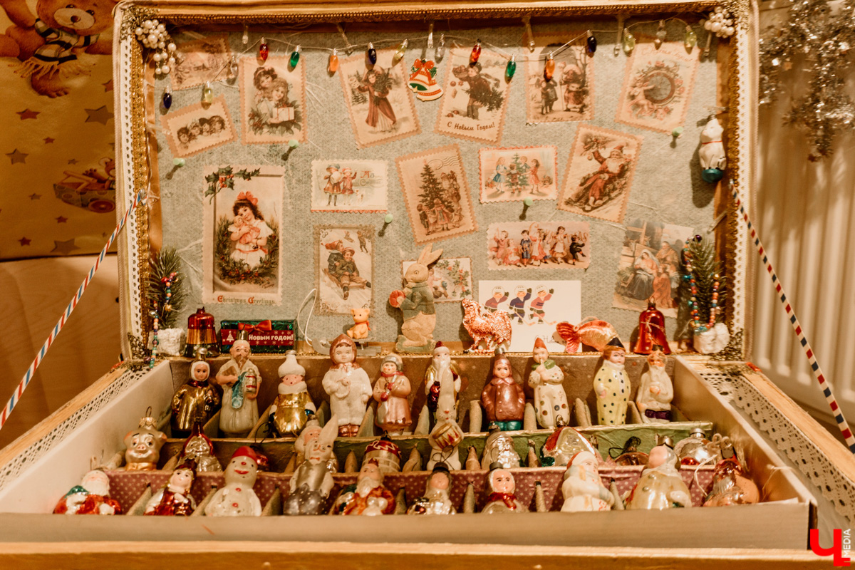 Несколько музеев 33-го региона в преддверии праздника организовали ламповые экспозиции из всего того, что мы очень сильно любим и хорошо помним. Желанные духи Climat, формовые стеклянные игрушки на ёлку, бабушкины ковры, а также другие ретроартефакты ищут уставших за год владимирцев для совместного времяпровождения.