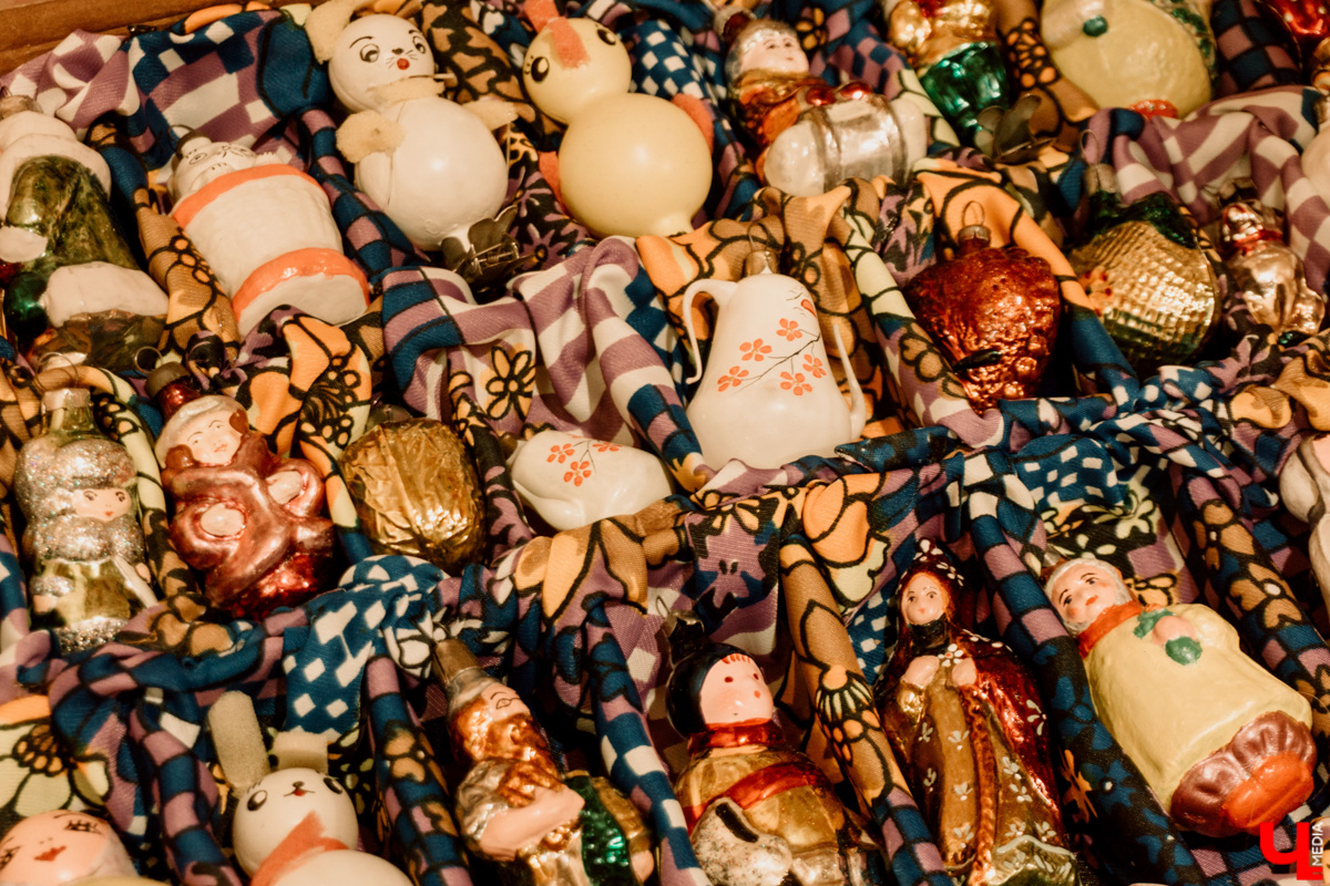 Несколько музеев 33-го региона в преддверии праздника организовали ламповые экспозиции из всего того, что мы очень сильно любим и хорошо помним. Желанные духи Climat, формовые стеклянные игрушки на ёлку, бабушкины ковры, а также другие ретроартефакты ищут уставших за год владимирцев для совместного времяпровождения.