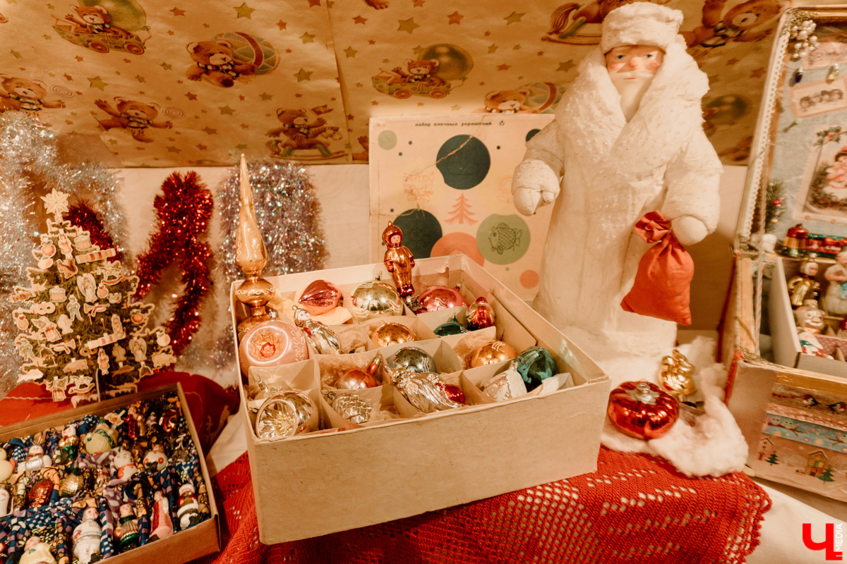 Несколько музеев 33-го региона в преддверии праздника организовали ламповые экспозиции из всего того, что мы очень сильно любим и хорошо помним. Желанные духи Climat, формовые стеклянные игрушки на ёлку, бабушкины ковры, а также другие ретроартефакты ищут уставших за год владимирцев для совместного времяпровождения.