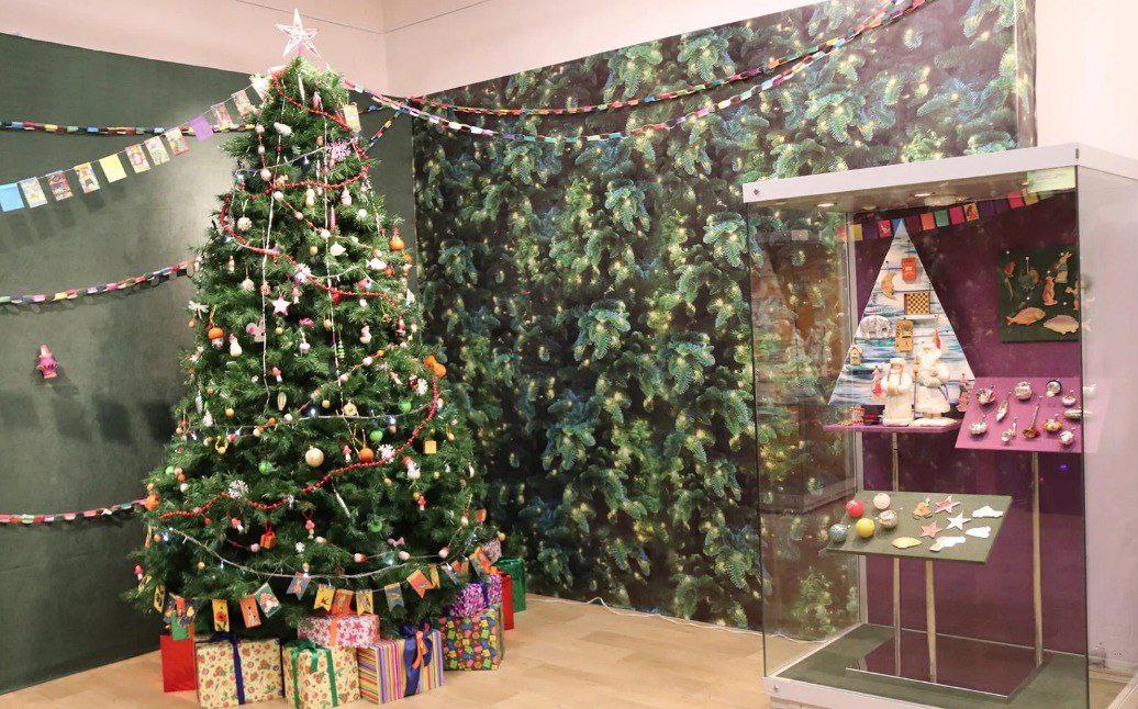 Несколько музеев 33-го региона в преддверии праздника организовали ламповые экспозиции из всего того, что мы очень сильно любим и хорошо помним. Желанные духи Climat, формовые стеклянные игрушки на ёлку, бабушкины ковры, а также другие ретроартефакты ищут уставших за год владимирцев для совместного времяпровождения.