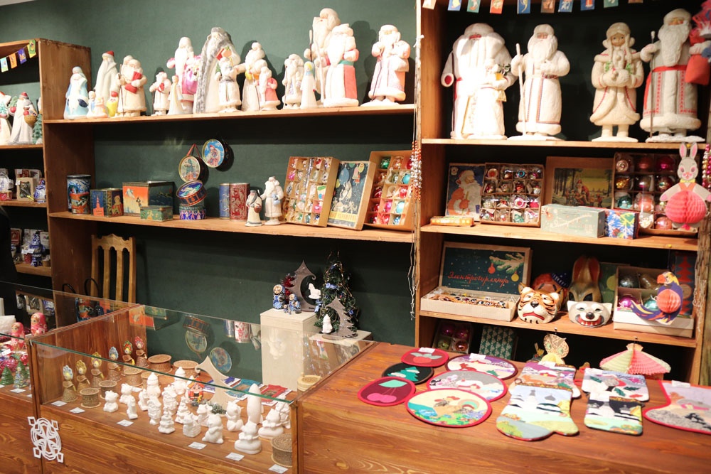 Несколько музеев 33-го региона в преддверии праздника организовали ламповые экспозиции из всего того, что мы очень сильно любим и хорошо помним. Желанные духи Climat, формовые стеклянные игрушки на ёлку, бабушкины ковры, а также другие ретроартефакты ищут уставших за год владимирцев для совместного времяпровождения.