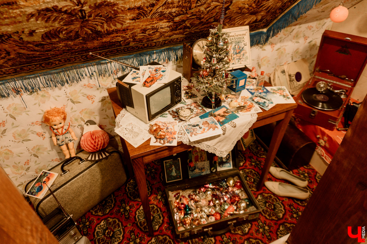 Несколько музеев 33-го региона в преддверии праздника организовали ламповые экспозиции из всего того, что мы очень сильно любим и хорошо помним. Желанные духи Climat, формовые стеклянные игрушки на ёлку, бабушкины ковры, а также другие ретроартефакты ищут уставших за год владимирцев для совместного времяпровождения.