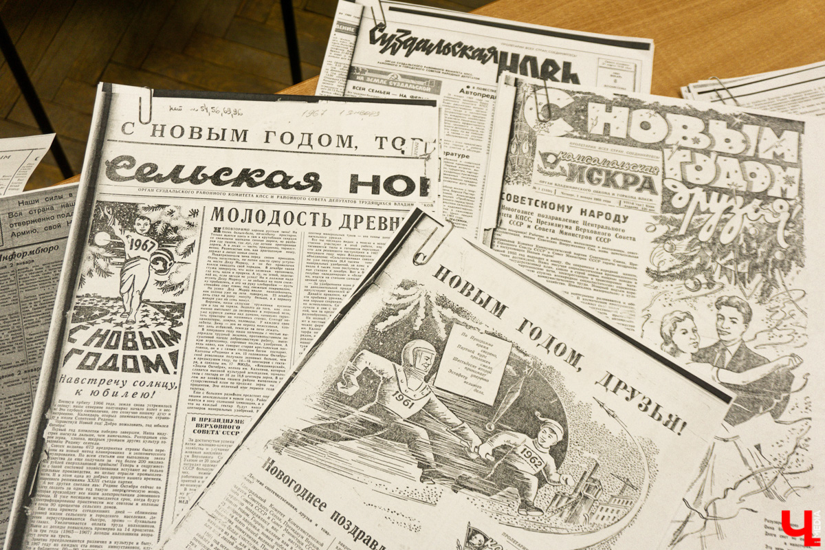 Несколько музеев 33-го региона в преддверии праздника организовали ламповые экспозиции из всего того, что мы очень сильно любим и хорошо помним. Желанные духи Climat, формовые стеклянные игрушки на ёлку, бабушкины ковры, а также другие ретроартефакты ищут уставших за год владимирцев для совместного времяпровождения.