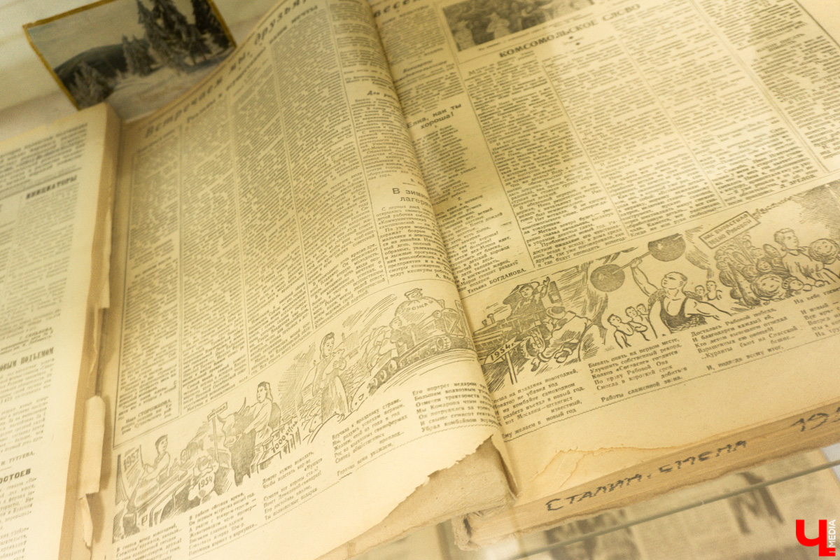 Несколько музеев 33-го региона в преддверии праздника организовали ламповые экспозиции из всего того, что мы очень сильно любим и хорошо помним. Желанные духи Climat, формовые стеклянные игрушки на ёлку, бабушкины ковры, а также другие ретроартефакты ищут уставших за год владимирцев для совместного времяпровождения.