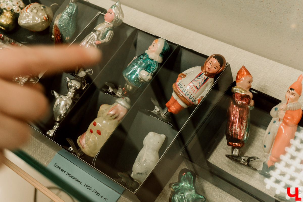 Несколько музеев 33-го региона в преддверии праздника организовали ламповые экспозиции из всего того, что мы очень сильно любим и хорошо помним. Желанные духи Climat, формовые стеклянные игрушки на ёлку, бабушкины ковры, а также другие ретроартефакты ищут уставших за год владимирцев для совместного времяпровождения.