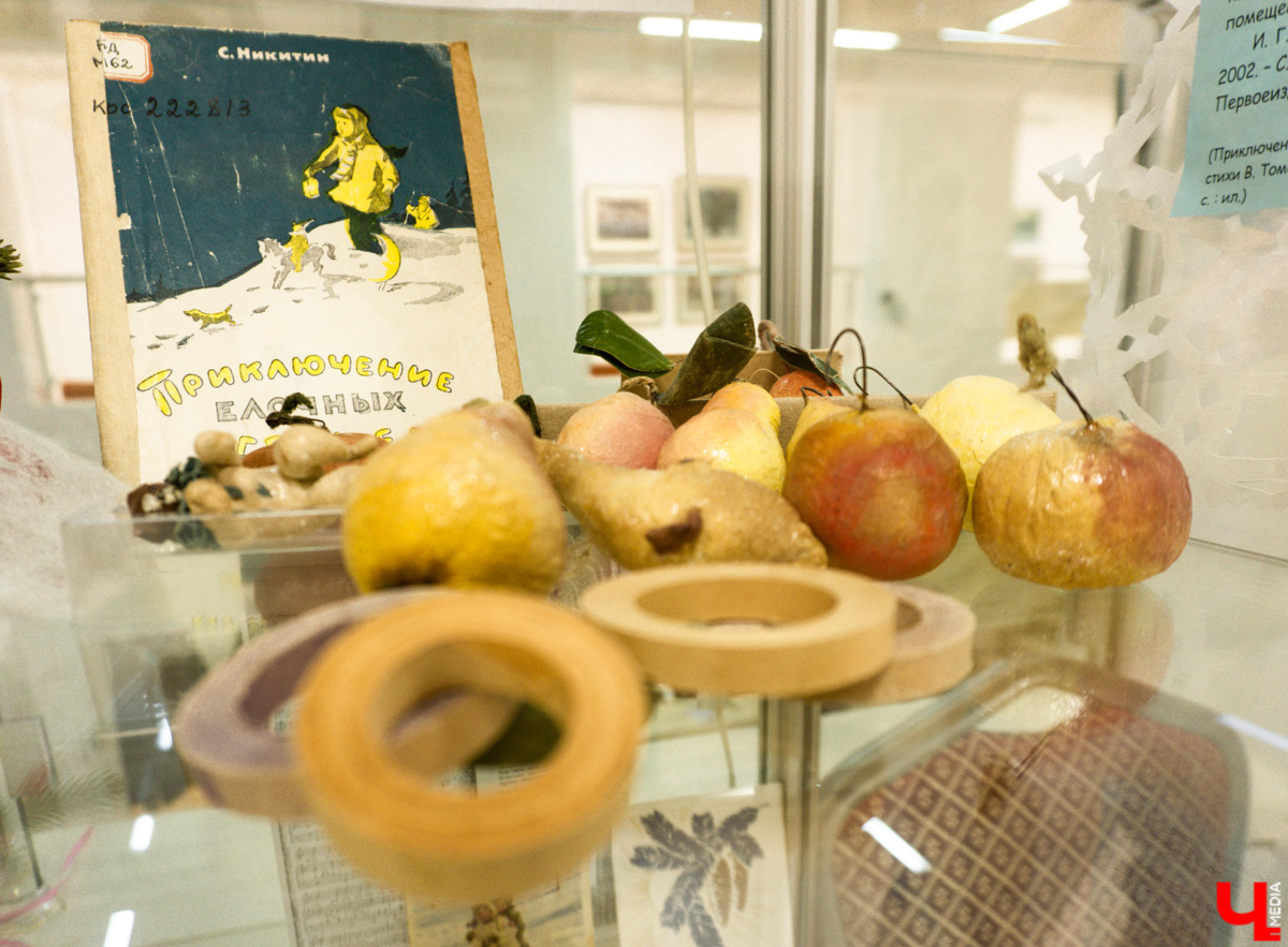 Несколько музеев 33-го региона в преддверии праздника организовали ламповые экспозиции из всего того, что мы очень сильно любим и хорошо помним. Желанные духи Climat, формовые стеклянные игрушки на ёлку, бабушкины ковры, а также другие ретроартефакты ищут уставших за год владимирцев для совместного времяпровождения.