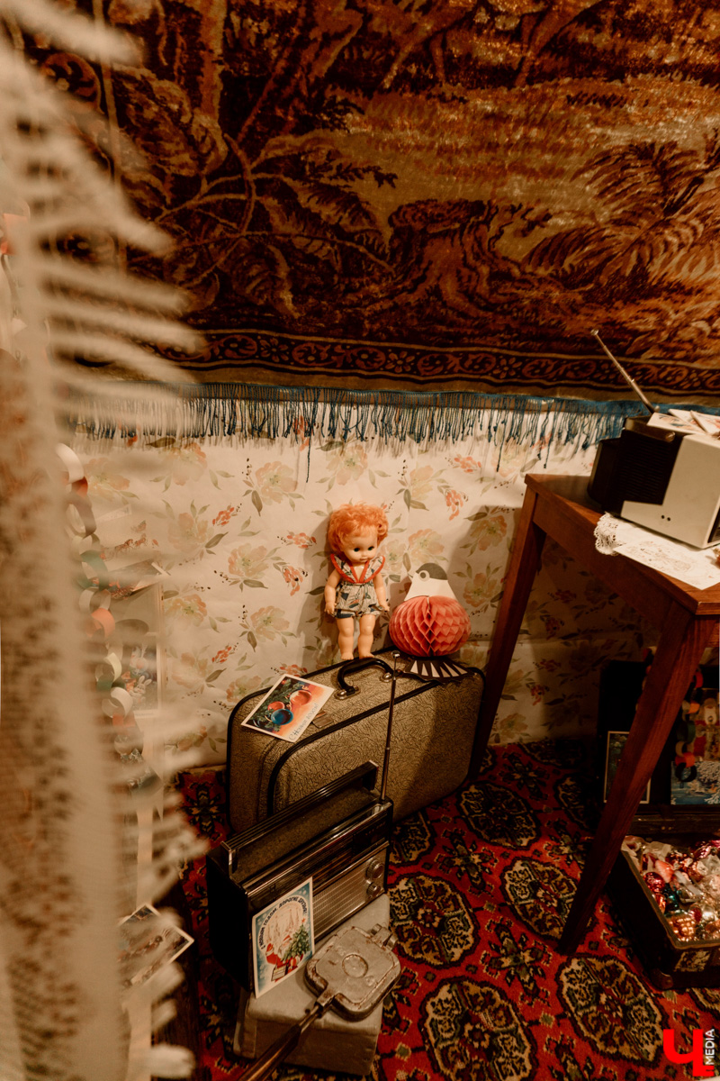 Несколько музеев 33-го региона в преддверии праздника организовали ламповые экспозиции из всего того, что мы очень сильно любим и хорошо помним. Желанные духи Climat, формовые стеклянные игрушки на ёлку, бабушкины ковры, а также другие ретроартефакты ищут уставших за год владимирцев для совместного времяпровождения.