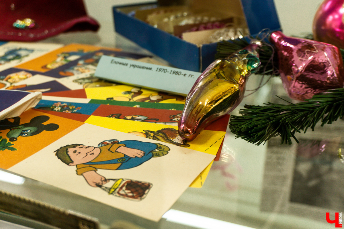 Несколько музеев 33-го региона в преддверии праздника организовали ламповые экспозиции из всего того, что мы очень сильно любим и хорошо помним. Желанные духи Climat, формовые стеклянные игрушки на ёлку, бабушкины ковры, а также другие ретроартефакты ищут уставших за год владимирцев для совместного времяпровождения.