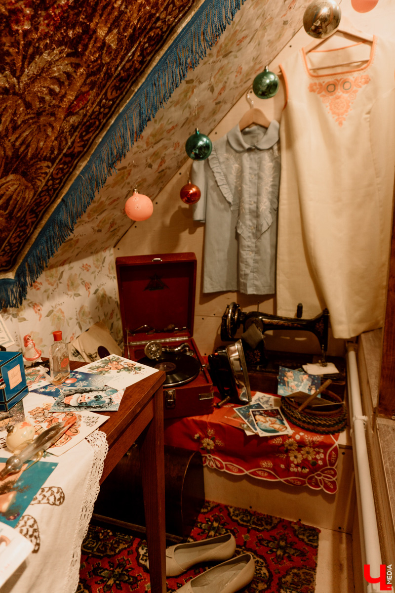 Несколько музеев 33-го региона в преддверии праздника организовали ламповые экспозиции из всего того, что мы очень сильно любим и хорошо помним. Желанные духи Climat, формовые стеклянные игрушки на ёлку, бабушкины ковры, а также другие ретроартефакты ищут уставших за год владимирцев для совместного времяпровождения.