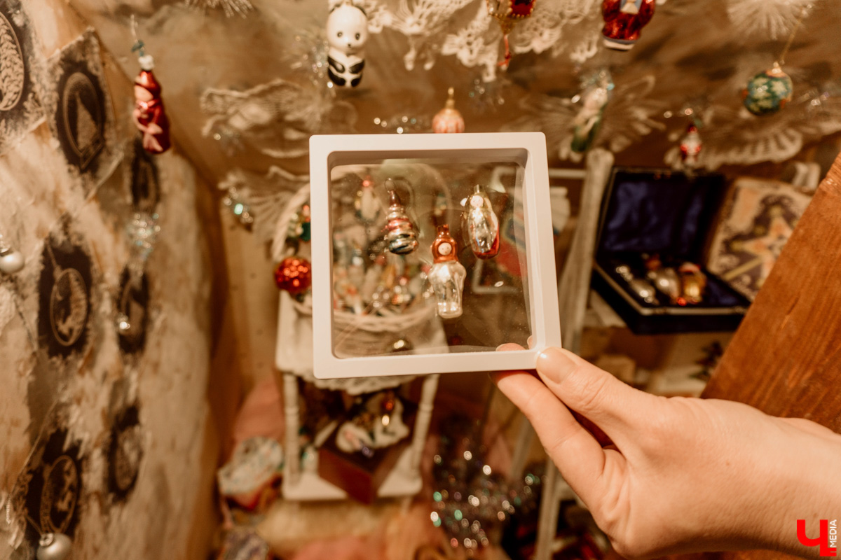 Несколько музеев 33-го региона в преддверии праздника организовали ламповые экспозиции из всего того, что мы очень сильно любим и хорошо помним. Желанные духи Climat, формовые стеклянные игрушки на ёлку, бабушкины ковры, а также другие ретроартефакты ищут уставших за год владимирцев для совместного времяпровождения.