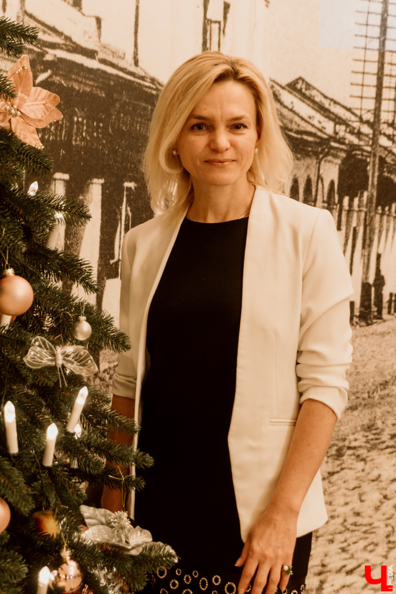 Несколько музеев 33-го региона в преддверии праздника организовали ламповые экспозиции из всего того, что мы очень сильно любим и хорошо помним. Желанные духи Climat, формовые стеклянные игрушки на ёлку, бабушкины ковры, а также другие ретроартефакты ищут уставших за год владимирцев для совместного времяпровождения.