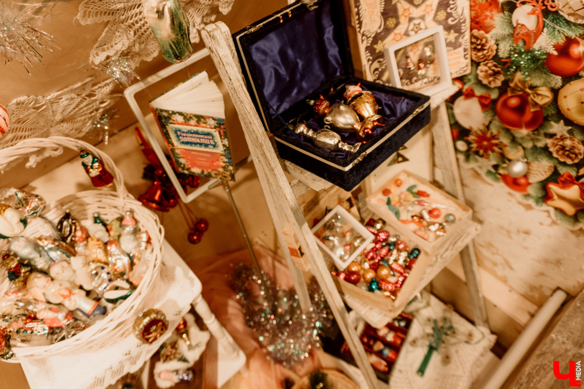 Несколько музеев 33-го региона в преддверии праздника организовали ламповые экспозиции из всего того, что мы очень сильно любим и хорошо помним. Желанные духи Climat, формовые стеклянные игрушки на ёлку, бабушкины ковры, а также другие ретроартефакты ищут уставших за год владимирцев для совместного времяпровождения.