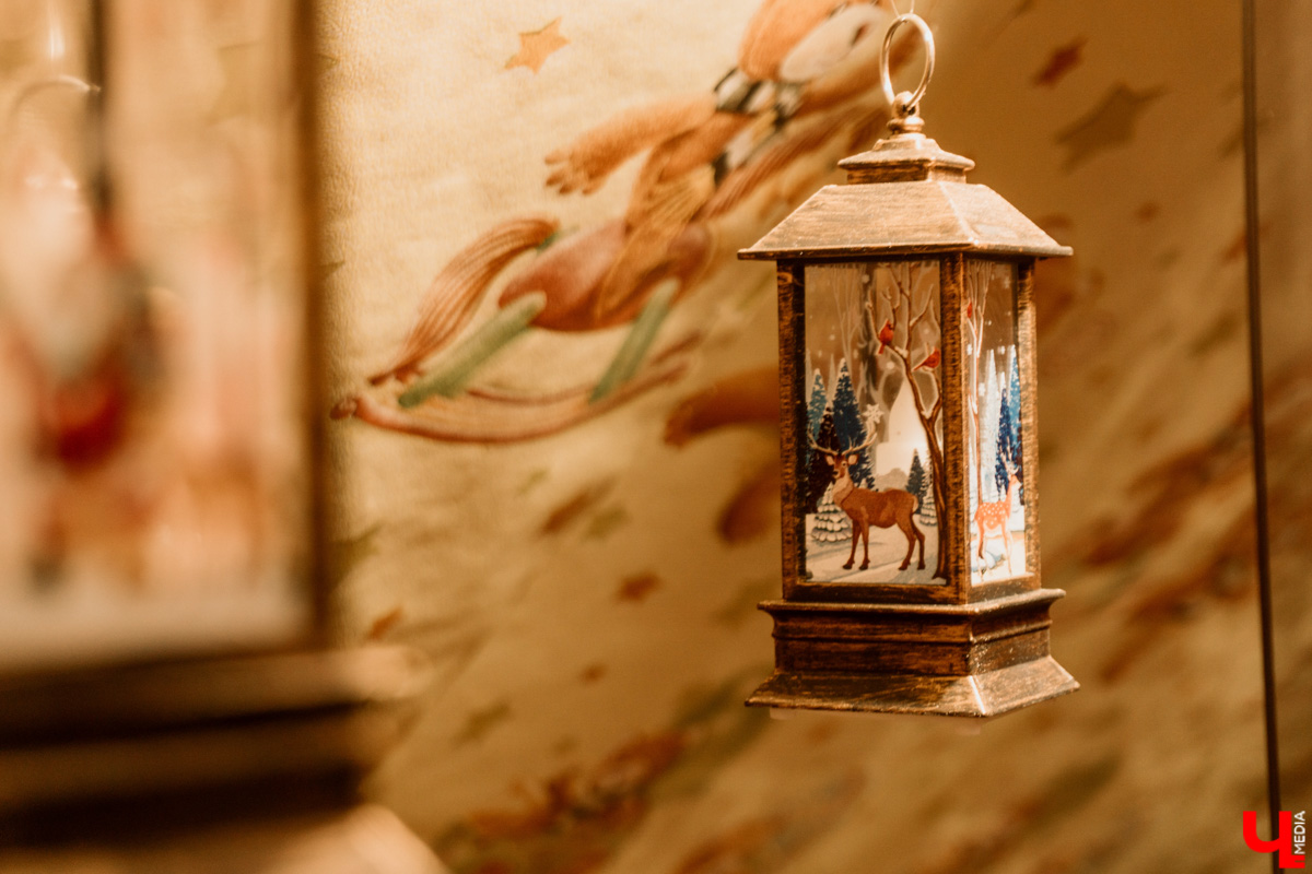 Несколько музеев 33-го региона в преддверии праздника организовали ламповые экспозиции из всего того, что мы очень сильно любим и хорошо помним. Желанные духи Climat, формовые стеклянные игрушки на ёлку, бабушкины ковры, а также другие ретроартефакты ищут уставших за год владимирцев для совместного времяпровождения.